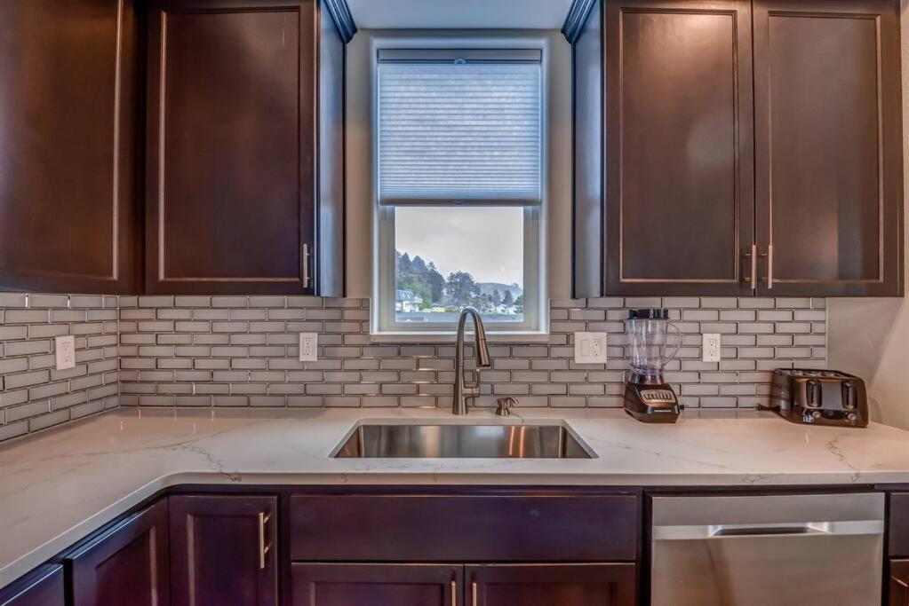 New Tri-Level Home With Ocean View And 3 En-Suite Bedrooms! Depoe Bay Dış mekan fotoğraf